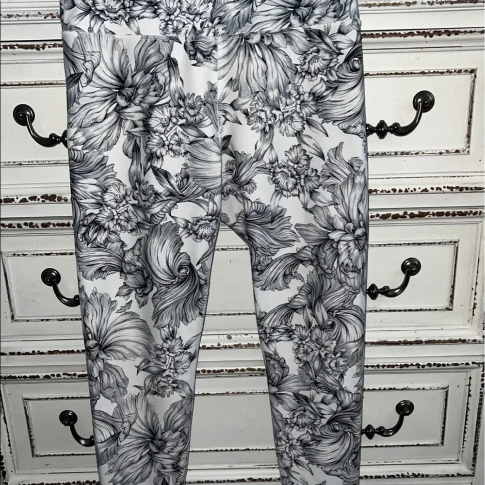 Like new 🖤🤍 Balance Collection black & white leggings Size L - Picture 5 of 12